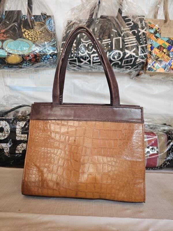 17909400742566604193348442944008 Leather bag